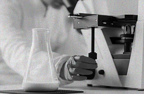 Especialista de laboratorio Le Blanc realizando análisis de pureza de la leche para asegurar la calidad artesanal del queso.