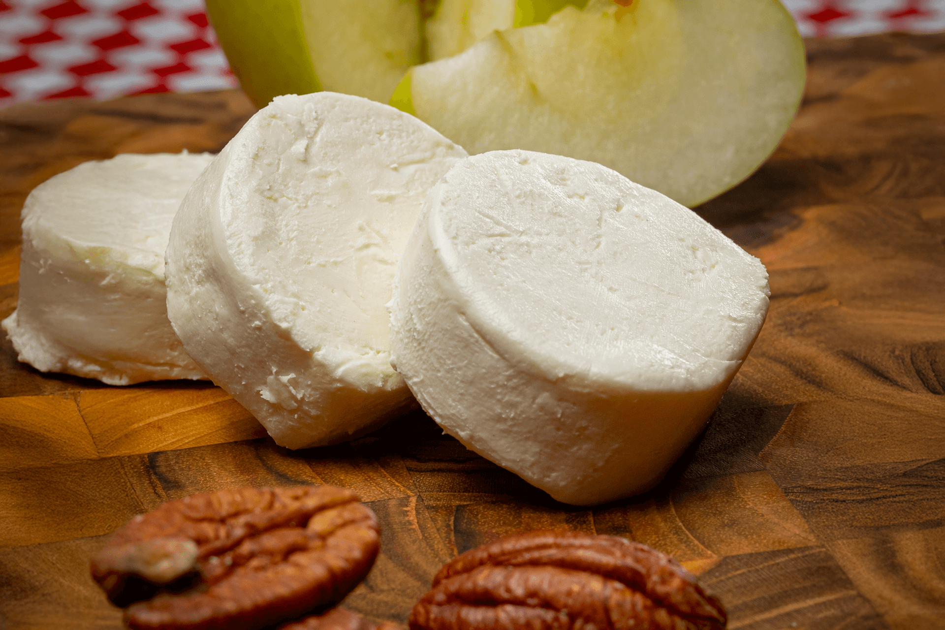 Rulo completo de queso de cabra Le Blanc Natural preparado para el consumo, enfatizando su calidad premium y origen 100% natural.