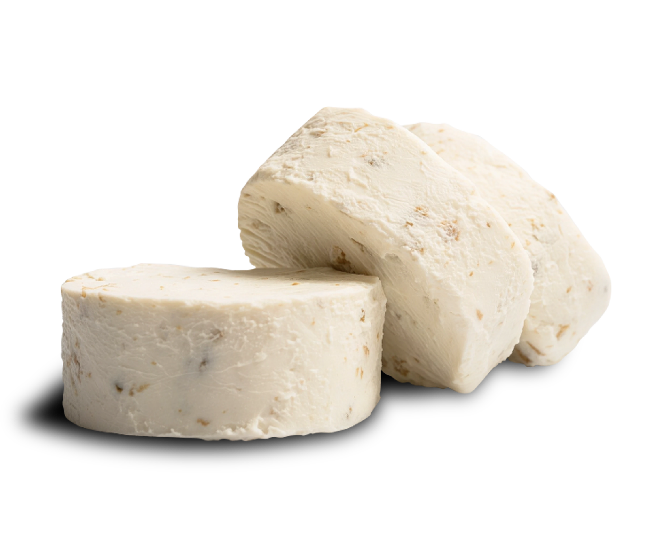 Medallones de queso de cabra Le Blanc con trozos de aceituna verde, resaltando la combinación de texturas y el perfil de sabor mediterráneo.